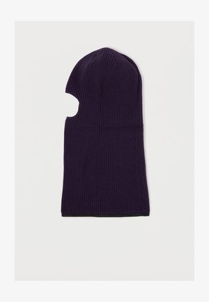 Paarse gebreide balaclava met een uitsparing voor het gezicht, voorzien van ribbelstructuur en een nauwsluitende pasvorm. Zwarte rand aan de onderkant.