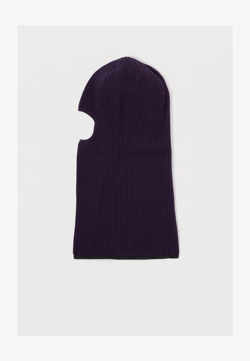 Balaclava roxa de malha com um recorte para o rosto, apresentando uma textura canelada e um ajuste justo. Acabamento preto na base.