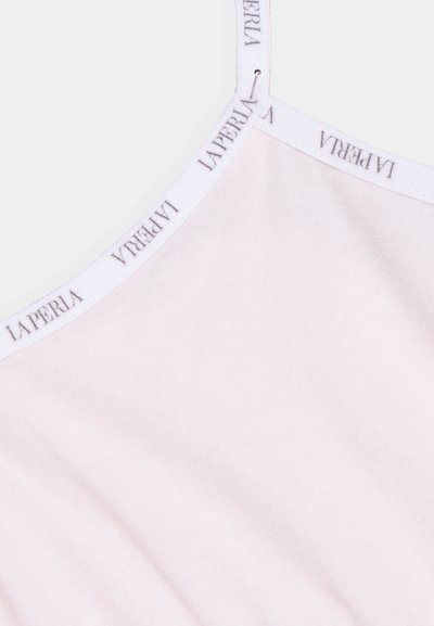 Camisola leve rosa com uma textura suave, apresentando alças brancas e uma faixa com o logótipo "LA PERLA" ao longo da borda superior.