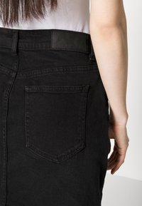 Noisy May Petite NMFLING PLEATED SKIRT - Τζιν φούστα - black
