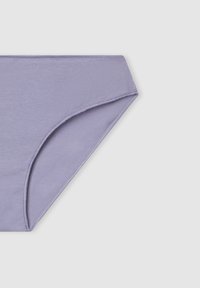 Slip di cotone color lavanda in stile bikini con cuciture visibili su sfondo grigio chiaro.