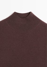 Maglione a collo alto bordeaux, texture a maglia morbida, scollatura a coste, design aderente, senza motivi visibili o dettagli in metallo.