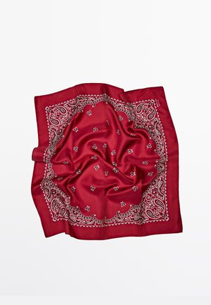 Czerwona jedwabna bandana z białym wzorem paisley i misternym wzorem na obwodzie, o gładkiej, błyszczącej fakturze i złożona.