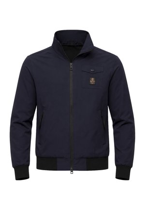 Giacca blu navy con zip, collo alla coreana, due tasche laterali, polsini e orlo a costine, e una piccola tasca sul petto con patch con logo.