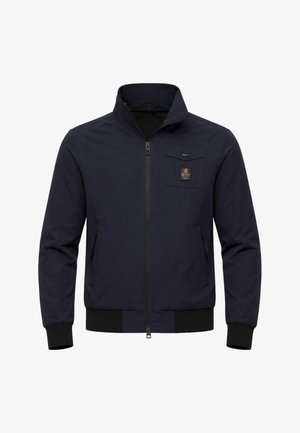 Giacca blu navy con zip, collo alla coreana, due tasche laterali, polsini e orlo a costine, e una piccola tasca sul petto con patch con logo.