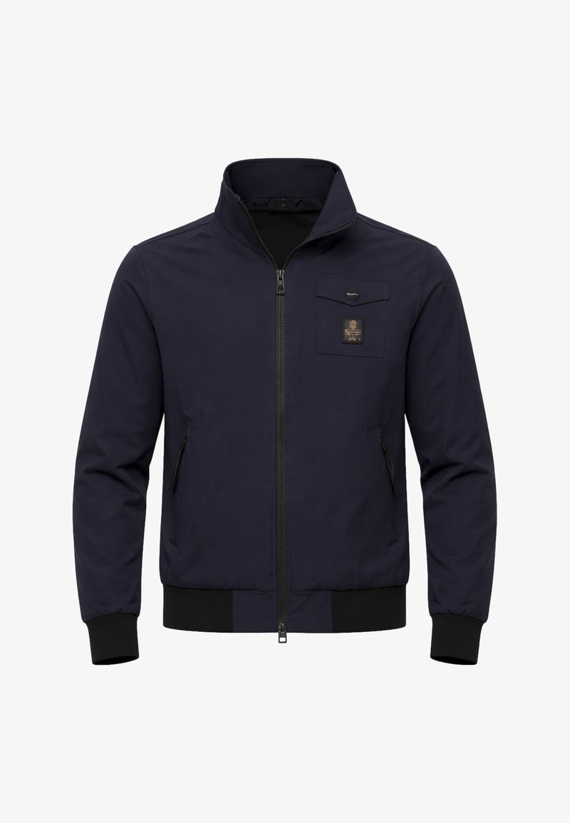 Giacca blu navy con zip, collo alla coreana, due tasche laterali, polsini e orlo a costine, e una piccola tasca sul petto con patch con logo.