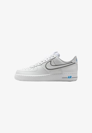 Sneakers Nike Air Force 1, wykonane z białej skóry, okrągły czubek, szary swoosh, niebieski akcent na pięcie, teksturowana cholewka, perforowane detale na czubku.