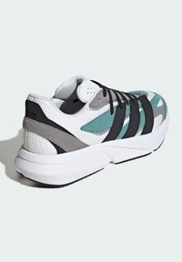 Schuh mit einem Mesh-Obermaterial in Weiß, Petrol, Grau und schwarzen Akzenten. Dicke weiße Zwischensohle mit texturiertem Grip und markantem Branding-Detail.