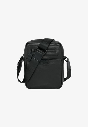 Kompaktowa czarna skórzana torba na ramię z regulowanym paskiem, przednia kieszeń na zamek błyskawiczny oraz wypukłe logo marki na teksturowanej powierzchni.