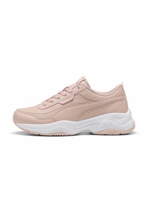 Jasnoróżowy niski sneaker z sznurowaniem z przodu, wyściełaną białą podeszwą i subtelnym logo z boku oraz na języku.
