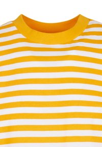 Nahaufnahme des Ausschnitts und oberen Brustbereichs eines gelb-weiß gestreiften T-Shirts.