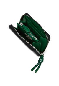 Czarny portfel z zielonym wnętrzem, wieloma miejscami na karty, zapinaną na zamek komorą na monety oraz zielonym plecionym uchwytem na neutralnym tle.