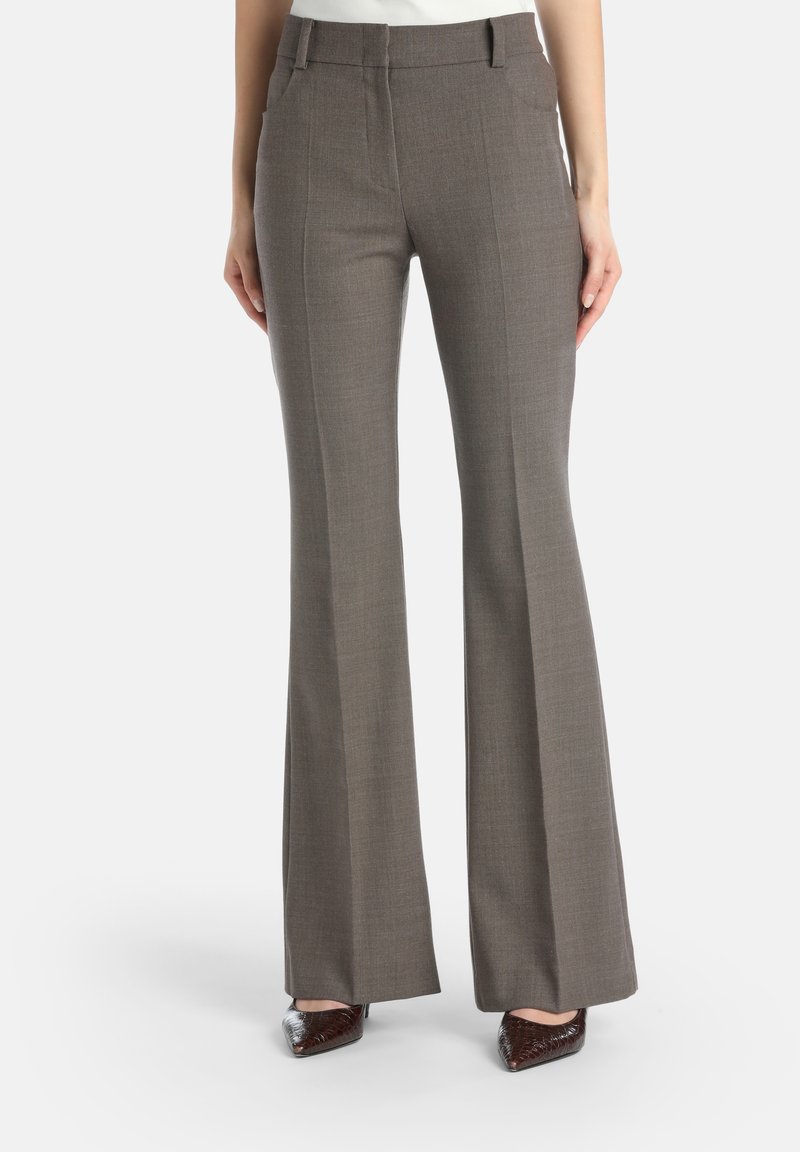 Pelēki izplētie bikses ar teksturētu audumu, ar priekšējiem kabatām un plakanu priekšpusi. Pāris ar brūnām kedām ar smailu purngalu.