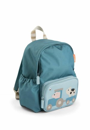 Kis türkizkék gyerek hátizsák oldalzsebekkel és elülső zsebbel, melyen egy rajzfilm disznó traktorral, a pótkocsiban tehénnel látható.
