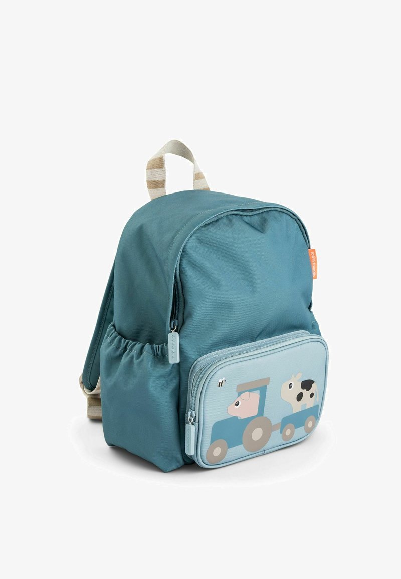 Majhen turkizen otroški nahrbtnik z bočnimi žepi in sprednjim žepom, na katerem je risanka prašička, ki vozi traktor s kravo v prikolici.