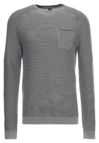 Grauer Langarmpullover mit geripptem Halsausschnitt und Bündchen, der ein strukturiertes Streifenmuster und eine kleine Brusttasche aufweist. Weiche Stoffqualität.