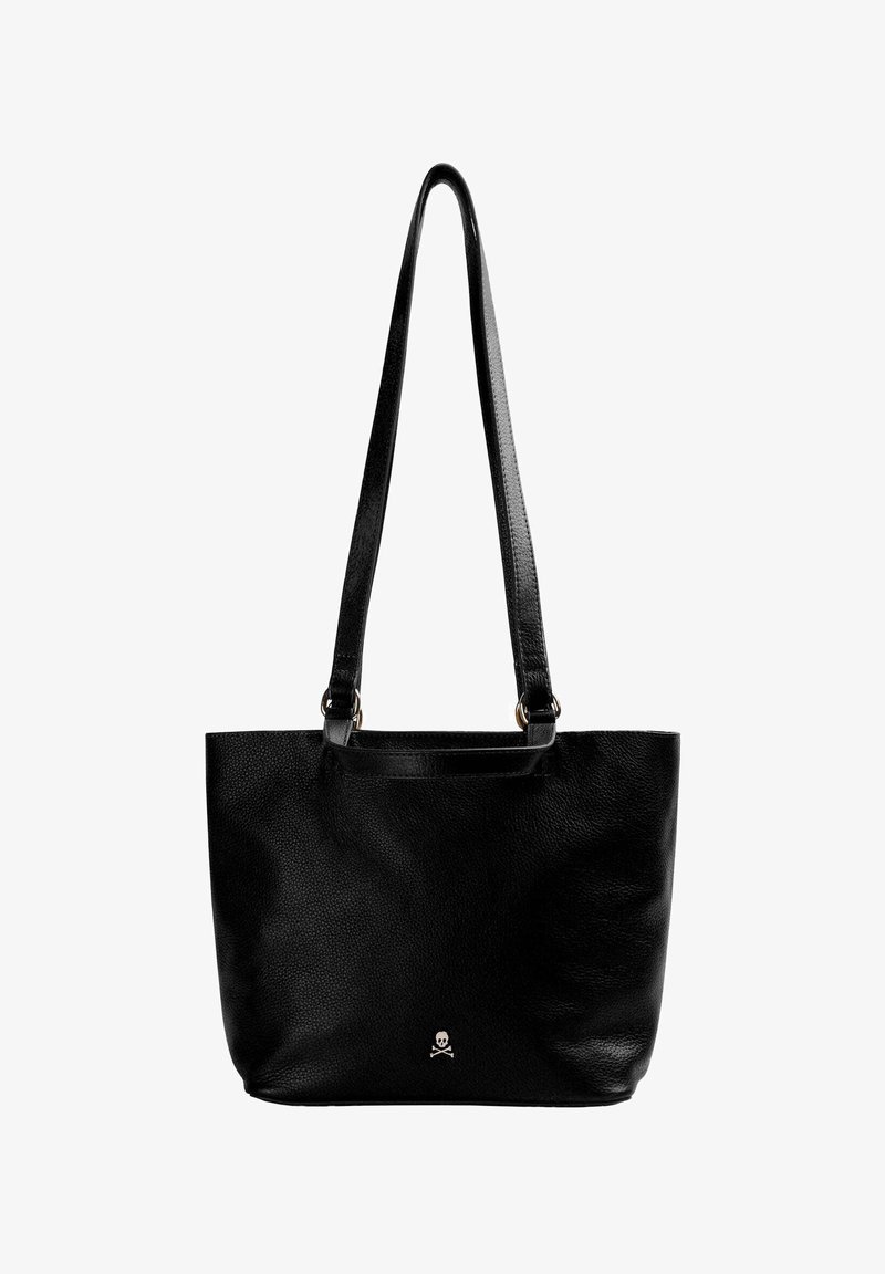 Sac fourre-tout en cuir noir avec finition texturée, longues sangles d'épaule et petit logo blanc en bas. Design ouvert en haut pour un accès facile.