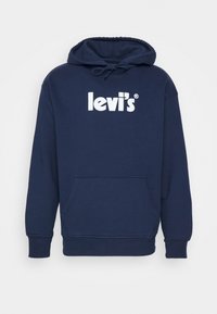 Námornícky modrá mikina s klokaními kapsami, kapucí na šnúrku a bílým tištěným logem "levi's" na hrudi. Měkká, fleecová látka.