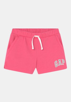 Lyserøde bomuldsshorts med elastisk linning og hvid snøre, sidelommer og hvidt "GAP"-logo på venstre ben.