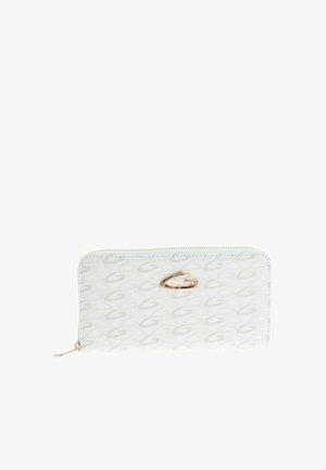 Cartera blanca con cremallera con patrón sutil repetido de "G" y un logo metálico dorado de "G" en el centro frontal.