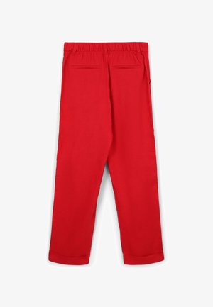 Pantalon rouge à coupe large avec une ceinture élastique, deux poches arrière et des ourlets retroussés. Texture lisse avec un design uni.