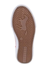 Schuhsohle mit einem Fischgrätenmuster, braunem Gummi-Material, verfügt über eine erhobene Pferdesilhouette und einen weißen Rand mit "MUSTANG"-Branding.