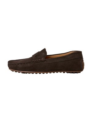 Mocassin en daim brun foncé avec des détails cousus et des clous en caoutchouc sur la semelle, vu de côté sur fond blanc.