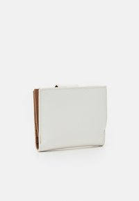 Portefeuille en cuir blanc avec une surface texturée, à l'intérieur marron et à rabat pour la fermeture. Design compact et rectangulaire.