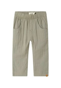 Pantaloni grigi chiari, dalla vestibilità comoda, con vita elastica e due tasche laterali. Tessuto testurizzato con sottili righe verticali e un piccolo marchio.