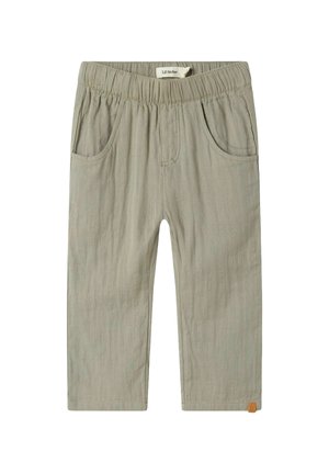 Pantaloni grigi chiari, dalla vestibilità comoda, con vita elastica e due tasche laterali. Tessuto testurizzato con sottili righe verticali e un piccolo marchio.