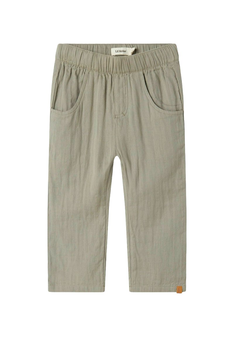 Pantaloni grigi chiari, dalla vestibilità comoda, con vita elastica e due tasche laterali. Tessuto testurizzato con sottili righe verticali e un piccolo marchio.