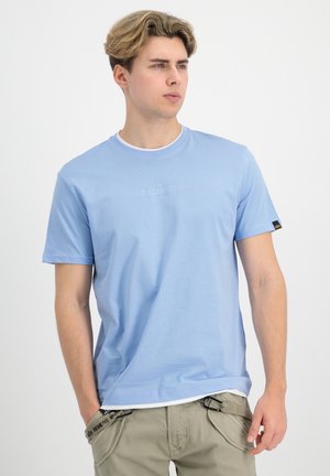 Világoskék pamut póló kerek nyakkal és rövid ujjakkal, diszkrét logóval a mellkasán és címkével az ujjon.