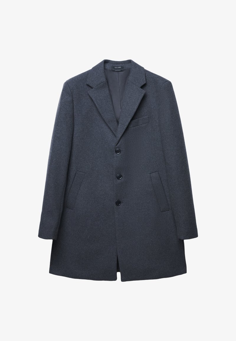Cappotto in lana grigio scuro con rever a punta, design monopetto e tre bottoni frontali. Presenta tasche laterali e una superficie testurizzata.