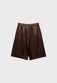 Short en satin marron longueur genou avec plis sur le devant et passants pour ceinture, exposé sur un fond uni gris clair.
