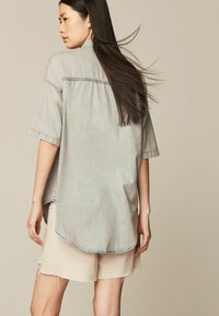 Next TALL - Hemdbluse - bleached denim
