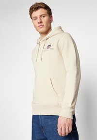 GANT MEDIUM ARCHIVE SHIELD HOODIE - Mikina - beige