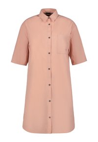 Vestido camiseros de color rosa claro con mangas cortas, un bolsillo en el pecho y botones negros a lo largo de la tapeta delantera. Textura suave.