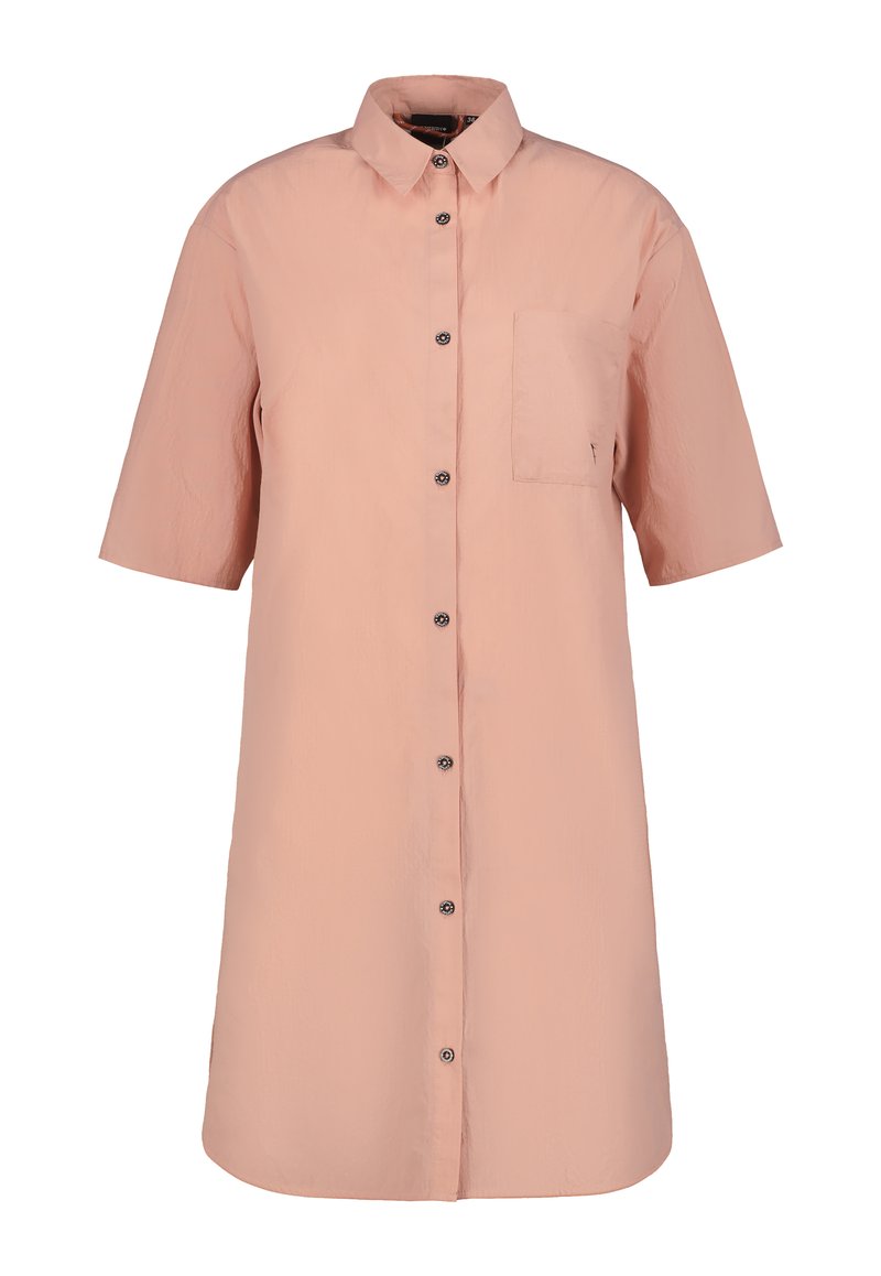 Vestido camiseros de color rosa claro con mangas cortas, un bolsillo en el pecho y botones negros a lo largo de la tapeta delantera. Textura suave.