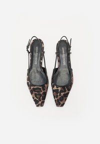 Escarpins slingbacks à bout pointu en tissu léopard. Sangles noires et semelles en cuir. Design à talon plat avec une texture lisse.