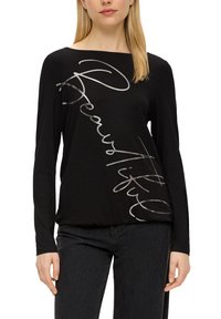 Czarny t-shirt z długim rękawem z dużym, srebrnym, kursywowym napisem "Piękna" układającym się na przekątnej na przodzie. Miękka tkanina, luźny krój.