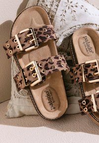 Braune Sandalen mit Leopardenmuster, zwei verstellbaren Schnallen, goldfarbenen Beschlägen, weichen Kunstwildlederriemen und gepolstertem Fußbett.