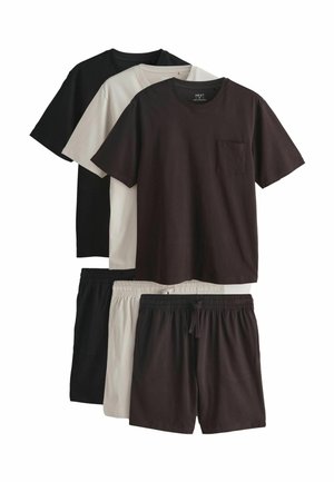 Satz von vier Artikeln: drei kurzärmlige T-Shirts in Schwarz, Weiß und Dunkelbraun sowie drei Shorts in passenden Farben. Weiches Baumwollmaterial.