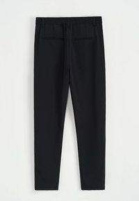 Pantalons noirs en tissu lisse, présentant une coupe droite, deux poches arrière et une taille classique avec passants de ceinture.