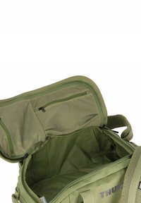 Borsa a sacca verde con una cerniera superiore e tasca in rete all'interno; presenta un esterno liscio, ampio spazio e manici rinforzati per una maggiore durata.