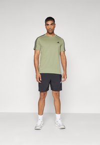 adidas Sportswear ESSENTIALS SINGLE 3-STRIPES - Apdrukāts T-krekls - tent green