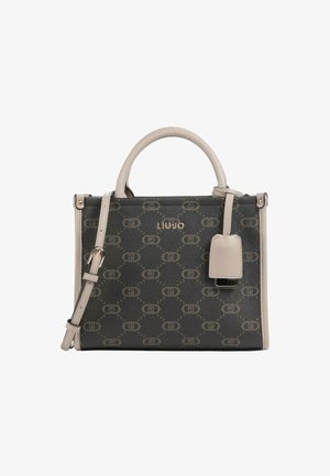 Sac à main structuré noir et beige avec motif de logo en relief, accents en cuir lisse, double poignées supérieures et bandoulière amovible.