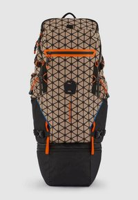 Zaino con motivo geometrico beige e nero, con dettagli arancioni. Presenta molteplici cerniere, cinturini laterali e una base resistente.