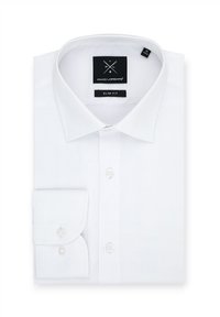 Biała slim-fit koszula z długim rękawem, zapinana na guziki, z klasycznym kołnierzykiem oraz mankietami na jeden guzik. Wykonana z gładkiego materiału bez wzorów.