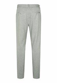 Pantalon gris clair slim avec passants de ceinture, deux poches arrière boutonnées et une petite étiquette de marque sur la poche droite.