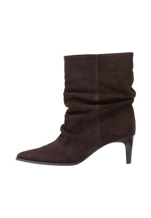 Dunkelbraune Wildleder-Stiefelette mit spitzer Kappe, schlaffem Schaft und schlankem, mittelhohem Absatz.